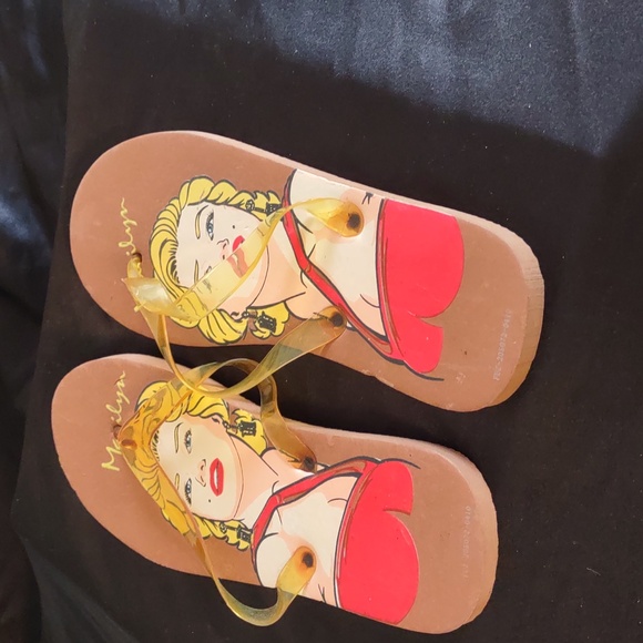 Women's MARILYN MONROE Flip Flops - Picture 1 of 4